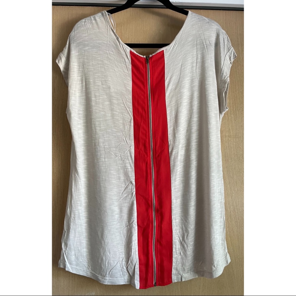 PLEIONE Tee with red stripe a detailed zipper on back